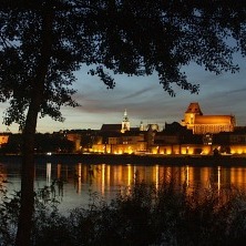  
	Panorama nadwiślańska jest wyjątkowym widokiem toruńskiego Średniowiecznego Zespołu Miejskiego, której szczególny urok podkreśla nocna iluminacja. Widok ten należy do najwspanialszych widoków miast. więcej >> 