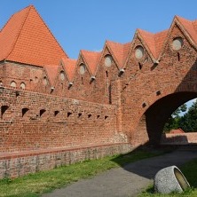  
	Toruńskie zamki gotyckie. Niewiele miast w Polsce może pochwalić się dwoma zamkami zlokalizowanymi w jego obrębie. W Toruniu znajdują się dwa, wprawdzie w ruinie, ale będące przedstawicielami różnych państw. więcej >> 