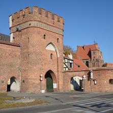  
	Toruńskie średniowieczne mury obronne są najstarszymi w Polsce. Pierwszy ich odcinek powstał ok. 1246-1262. W ciągu 3-kilometrowej linii toruńskich murów obronnych znajdowały się 54 baszty, 12 bram i 2 barbakany typowe. więcej >>
	  
